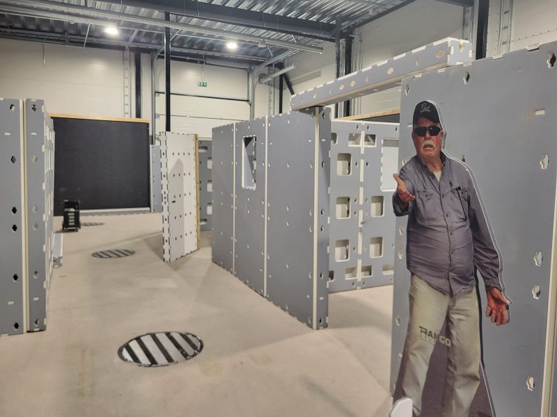 Black Box Trainingin rakennettu harjoitusympäristö modulaarisilla seinillä Kaarinassa.